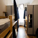 Fivehostel Hostel *