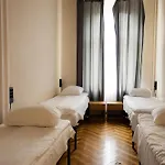 Fivehostel Hostel *