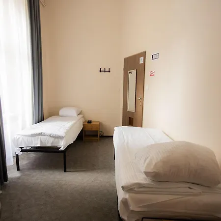 Fivehostel