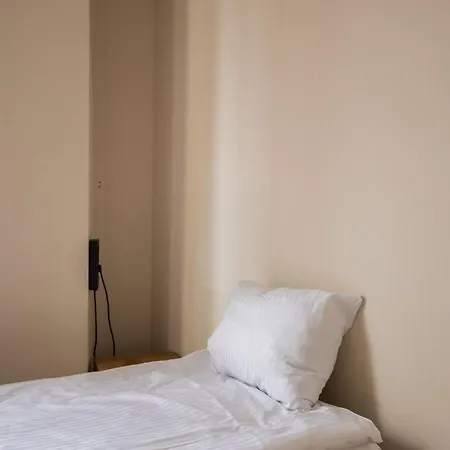 Fivehostel *